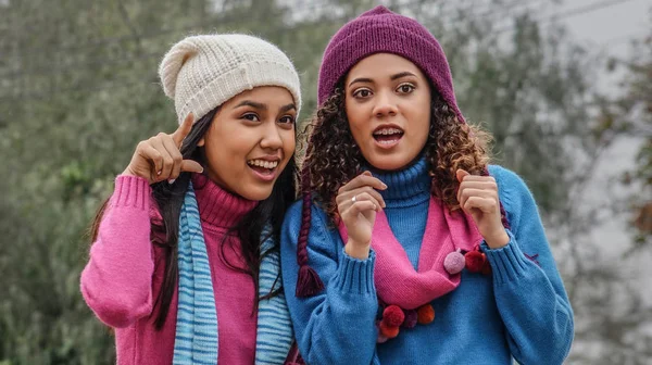 Curioso Sorprendido Adolescente Chica Amigos Invierno —  Fotos de Stock