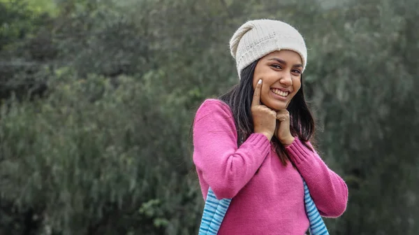 Очаровательная Перуанская Женщина Зимней Одежде — стоковое фото