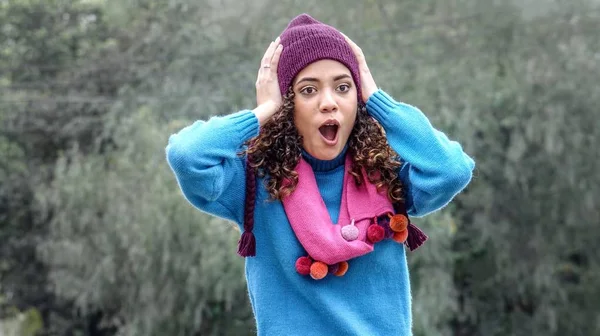 Kış Giysileri Eğlenceli Giymiş Olan Genç Kız — Stok fotoğraf