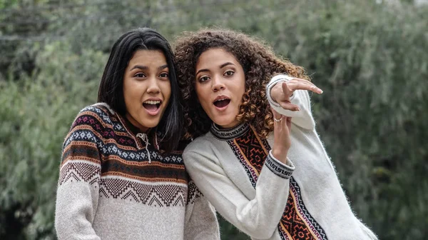Amigos Excitados Adolescentes Meninas Hispânicas — Fotografia de Stock