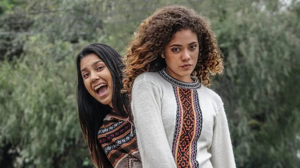 Glücklich Ernst Hispanisch Weiblich Teen Mädchen Friends — Stockfoto
