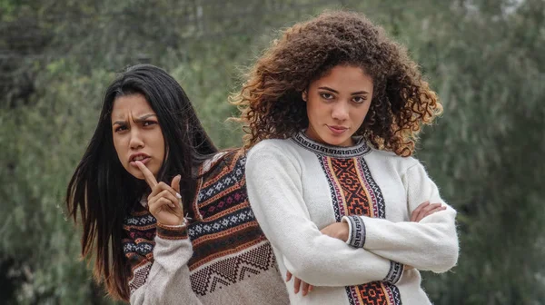 Hispanische Weibliche Teenager Freundinnen Und Schweigen — Stockfoto