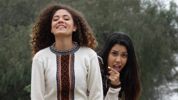 Amistad Entre Adolescentes Hispanas —  Fotos de Stock