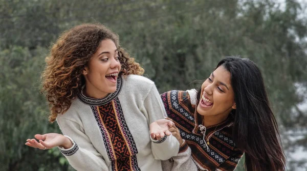 Веселощі Дружба Серед Підлітків Іспанські Дівчата — стокове фото