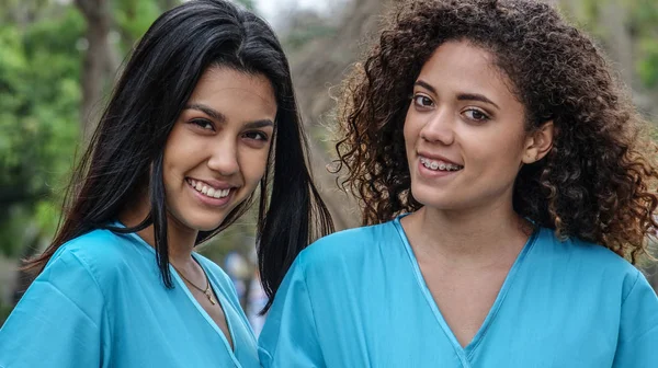若い女性ヒスパニック系看護師と同僚 — ストック写真