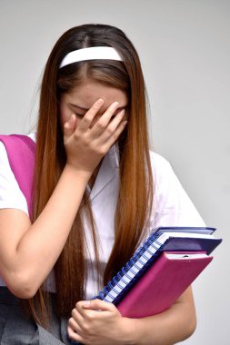 Liseli kız ve üzüntü ile kitaplar