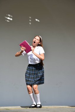 Şirin Kolombiya liseli kız dururken vurguladı