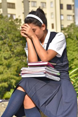 Kitaplar Katolik Kolombiyalı kişi ağlıyor