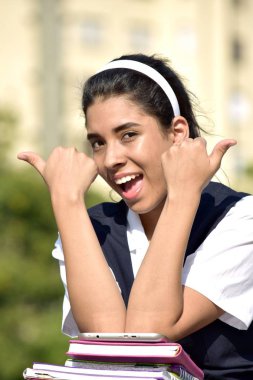 Kitaplar ile eğlenceli sevimli Kolombiya okul kız