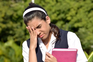 Mutsuz kız öğrenci giyen üniforma