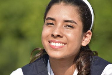 Gülümseyen bir Kolombiyalı kadın