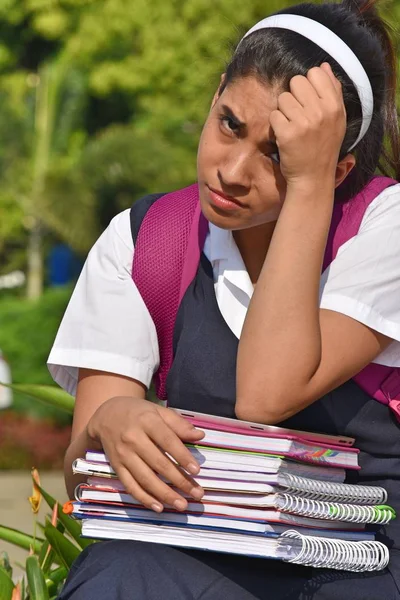 Escola Menina Decidir Vestindo Uniforme Escolar Com Cadernos — Fotografia de Stock