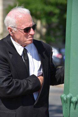 Şüpheli yakışıklı üst düzey FBI ajanı