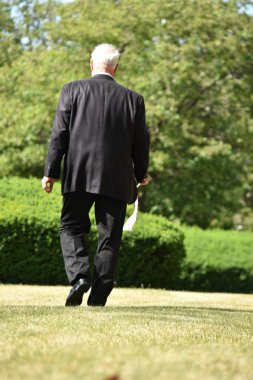 Erkek siyasetçi ve başarısızlık bayrağı yürüme