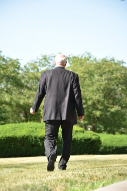 Üst düzey kişi yürüyüş iş takım elbise başarısız oldu