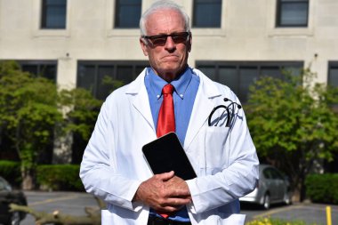 Heyecansız yakışıklı erkek tıbbi profesyonel Hastanesi