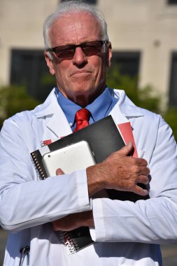 Heyecansız yakışıklı kıdemli erkek tıbbi profesyonel Hastanesi