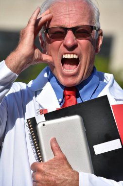 Yakışıklı kıdemli erkek doktor hastanede stres altında