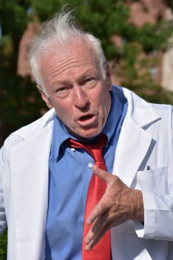 Deli erkek bilimleri profesörü konuşuyor