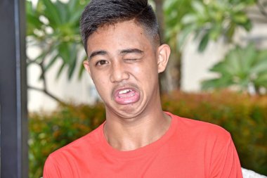 Kırpışan bir Asyalı çocuk