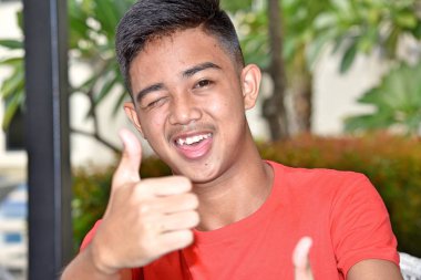 Başparmak yukarıya ile erkek