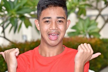 Mutlu bir erkek genç