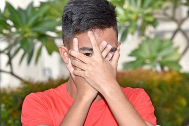 İyi görünümlü azınlık çocuk ve korku