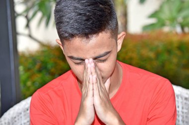 Yakışıklı bir gençlik dua