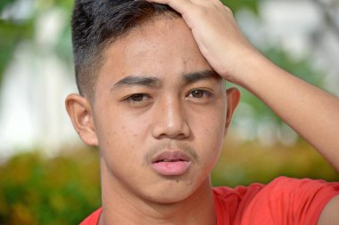 İyi görünümlü çeşitli gençlik düşünme