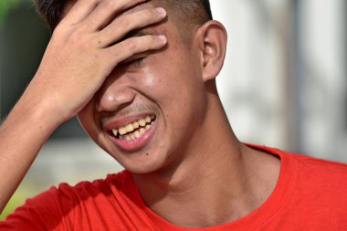 Gülünecek bir yakışıklı erkek