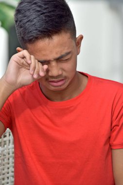 Ağlamaklı bir genç çocuk