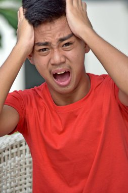 Endişeli bir yakışıklı çocuk