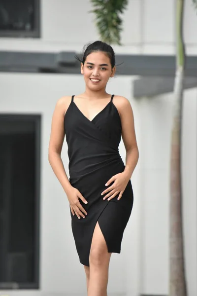 Feliz Teen Menina Vestindo Vestido — Fotografia de Stock