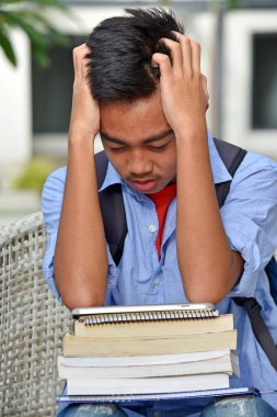 Üzgün azınlık çocuk öğrenci