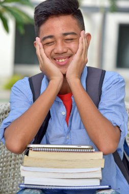 Kitaplarla bir Filipino öğrenci portresi
