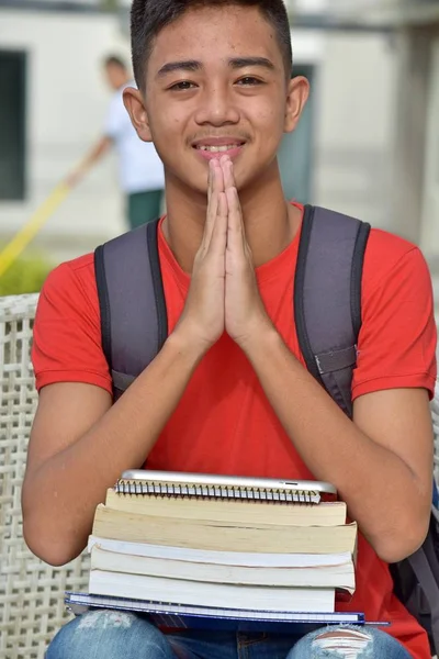 Filipínský Mužské Studentka Modlí — Stock fotografie