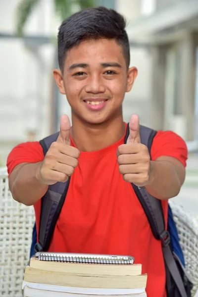 Guapo Estudiante Con Pulgares Hacia Arriba Con Cuadernos — Foto de Stock