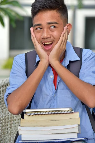 Surpris Université Asiatique Garçon Étudiant Avec Des Livres — Photo