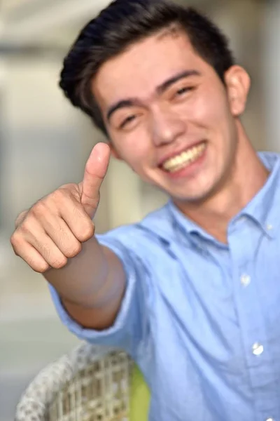 Knappe Tagalog Volwassen Mannetje Met Thumbs — Stockfoto