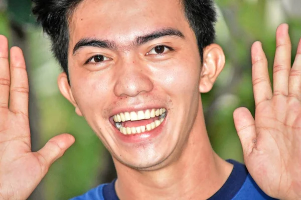 一个兴奋的菲律宾男性 — 图库照片