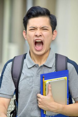 Dizüstü bilgisayarlar ile stres altında erkek öğrenci