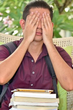 Utanç verici genç öğrenci dizüstü bilgisayarlar ile