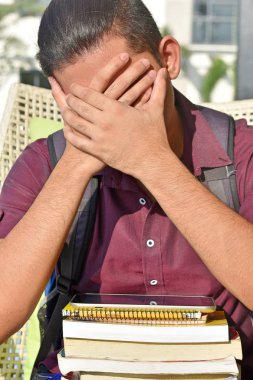 Utanç verici genç erkek öğrenci