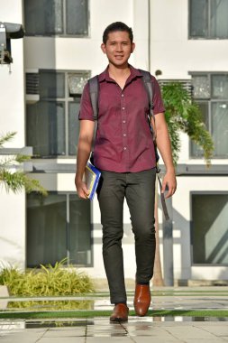 Mutlu üniversite çeşitli çocuk öğrencisi kampüste yürüyüş