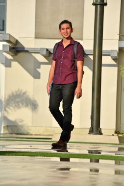 Kampüste yürüyüş dizüstü bilgisayarlar ile