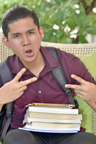 Étudiant Amuser Avec Des Livres — Photo