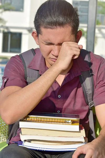 Schüler Weint Mit Notizbüchern — Stockfoto