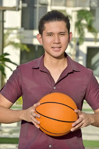 Atlético Filipino Jugador Baloncesto Masculino Sonriendo Con Baloncesto — Foto de Stock