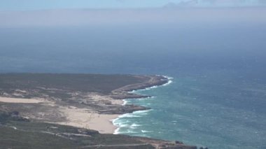 Dalgalar kıyı kıyı üzerinde