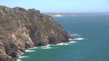 Bir Uçurumlar Ve Kıyı Şeridi